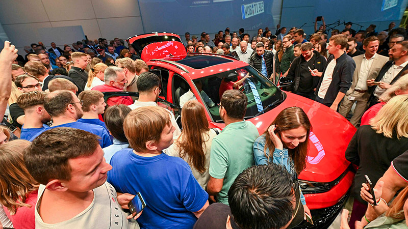 Tiguan redesign: Volkswagen’s bestseller celebrates world premiere before 10,000 employees Tiguan redesign: Volkswagen’s bestseller celebrates world premiere before 10,000 employees